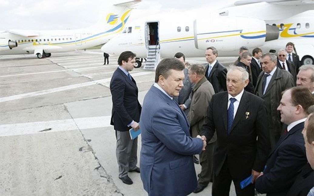 Глава держави подякував усім, хто долучився до розробки та виготовлення нового літака АН-158 та літака АН-148. / © President.gov.ua