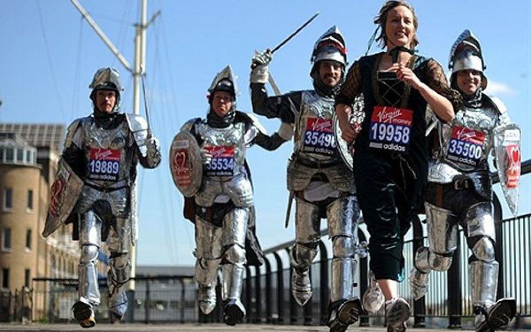 Спортсмени у костюмах лицарів Круглого столу та леді Гвіневри позують для реклами Лондонського марафону 2010 року. Сам марафон відбудеться 25 квітня. / © AFP