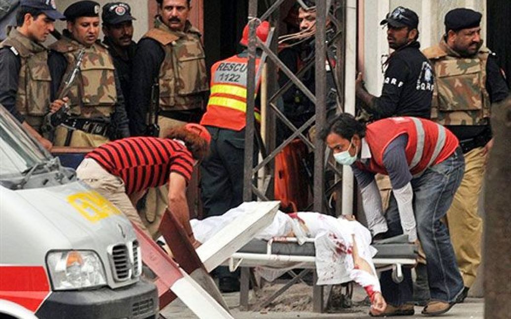 Захоплено живими два терористи, один бойовик убитий, також захоплений пояс смертника, начинений вибухівкою. / © AFP