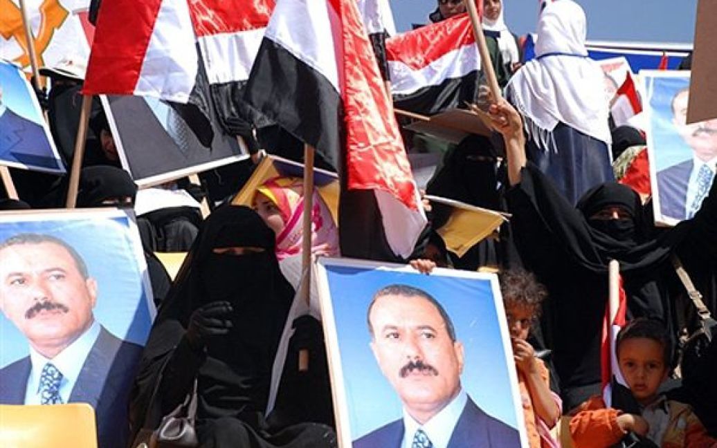 24.04. Жінки та діти тримають портрети президента Ємену Алі Абдалли Салеха під час мітингу на честь дня незалежності. / © AFP