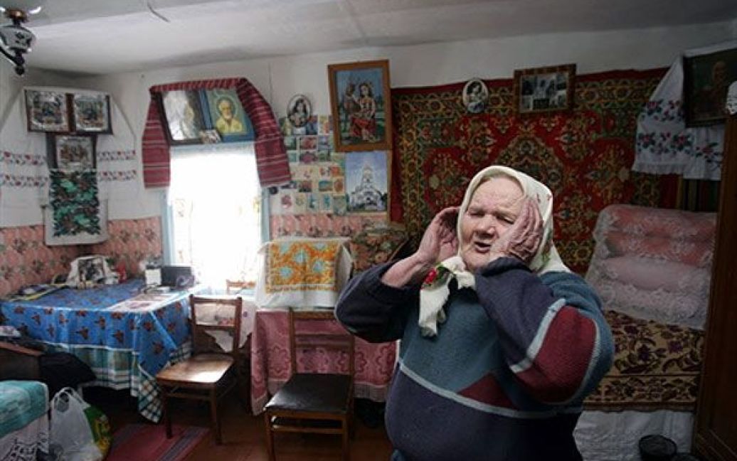 Україна, село Ільїнці, 30-км зона, 2006 рік. Марія Шапоренко, 81 рік. / © AFP