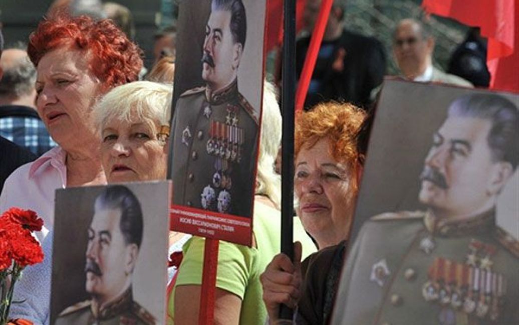 У Запоріжжі прихильники комуністичної партії України провели урочисте відкриття пам'ятника Йосипу Сталіну, приурочене до Дня Перемоги 9 травня. / © AFP