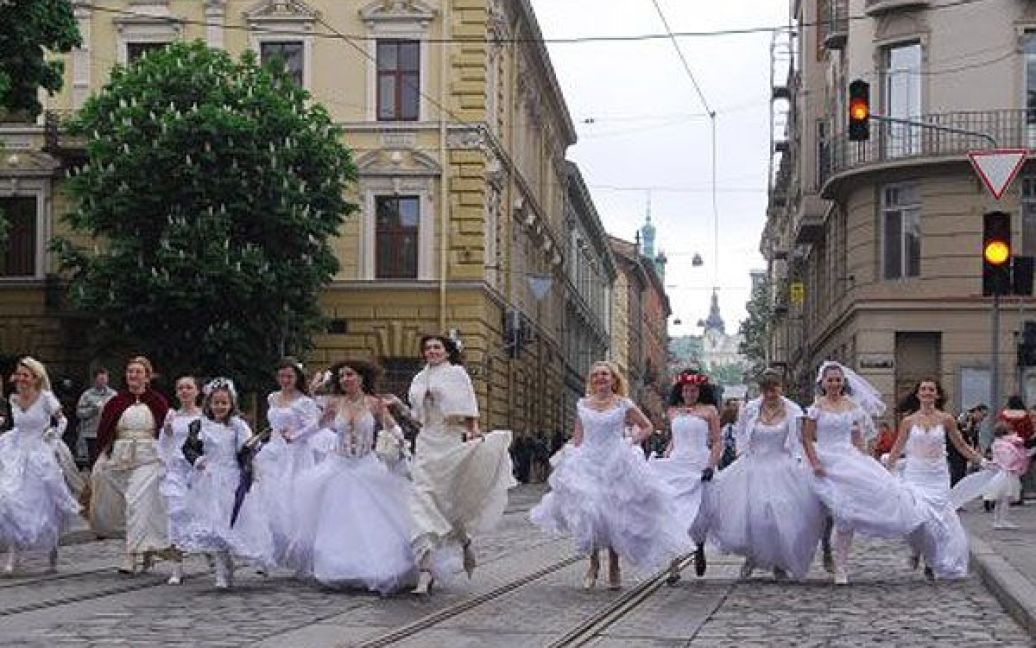 Парад наречених відбувся у Львові / © УНІАН