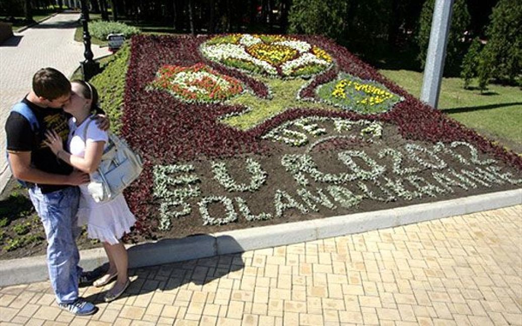Харків, Київ, Львів і Донецьк отримали спеціальні квіткові логотипи, як міста, які прийматимуть Євро-2012. / © AFP