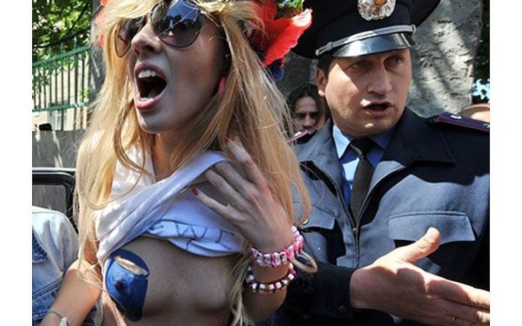 Міліція розігнала акцію голих дівчат під посольством Росії / © AFP