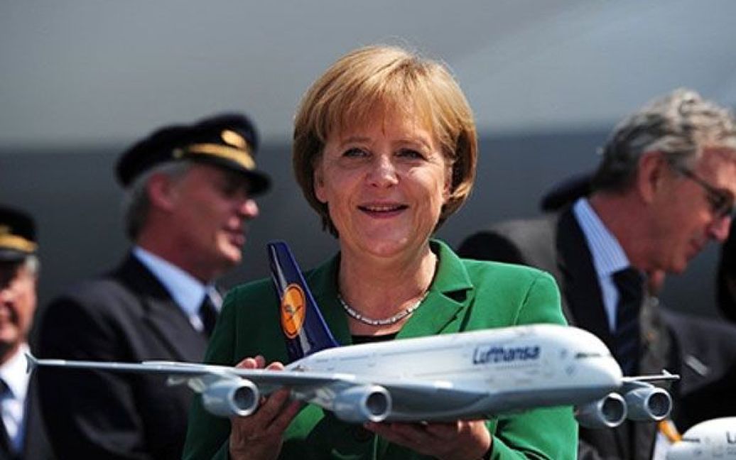 Федеральний канцлер Німеччини Ангела Меркель тримає модель Airbus A380 / © AFP