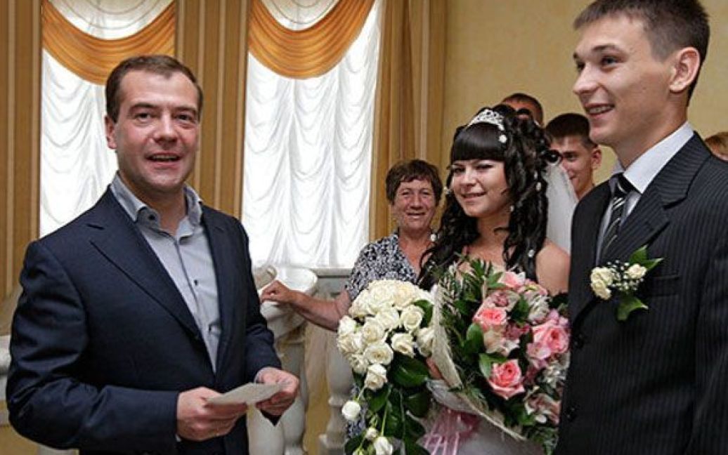 Президент РФ подарував молодятам по квартирі. / © dni.ru