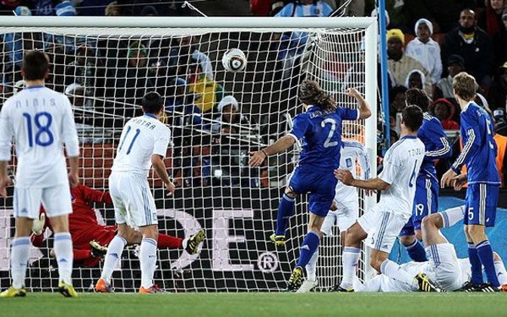 Мартін Демікеліс забиває перший гол у ворота Греції / © AFP
