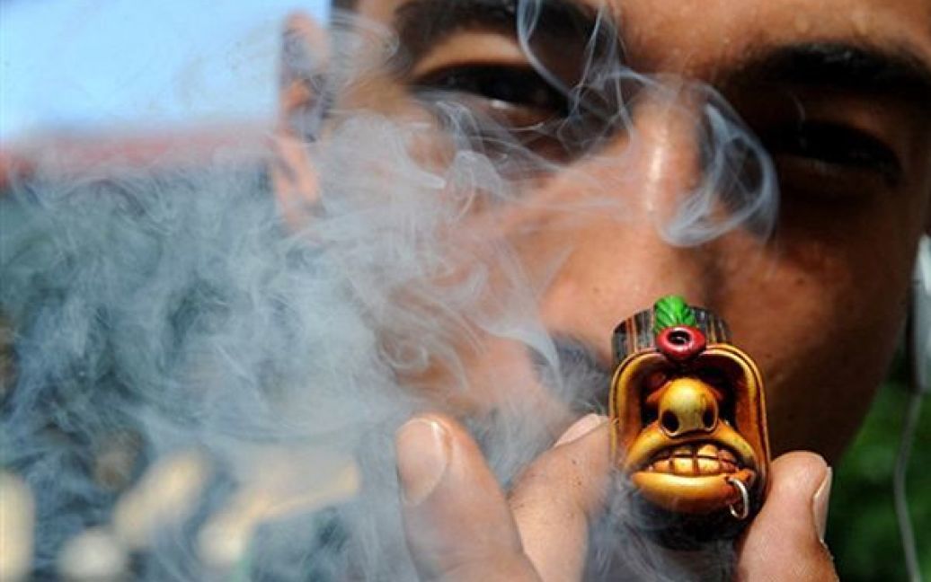 8.05. Чоловік курить марихуану під час мітингу з вимогою легалізувати цей наркотик у Меделліні, Колумбія. / © AFP