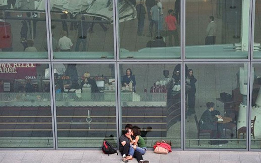 Великобританія, Лондон. Пара цілується під стіною аеропорту Хітроу в Лондоні. Компанія "Acas" заявила, що вона проводитиме переговори між "British Airways" та профспілкою щодо чотирьох запланованих 5-денних страйків. Авіакомпанія звернулась до Верховного суду в Лондоні з питання заборони страйків. / © AFP