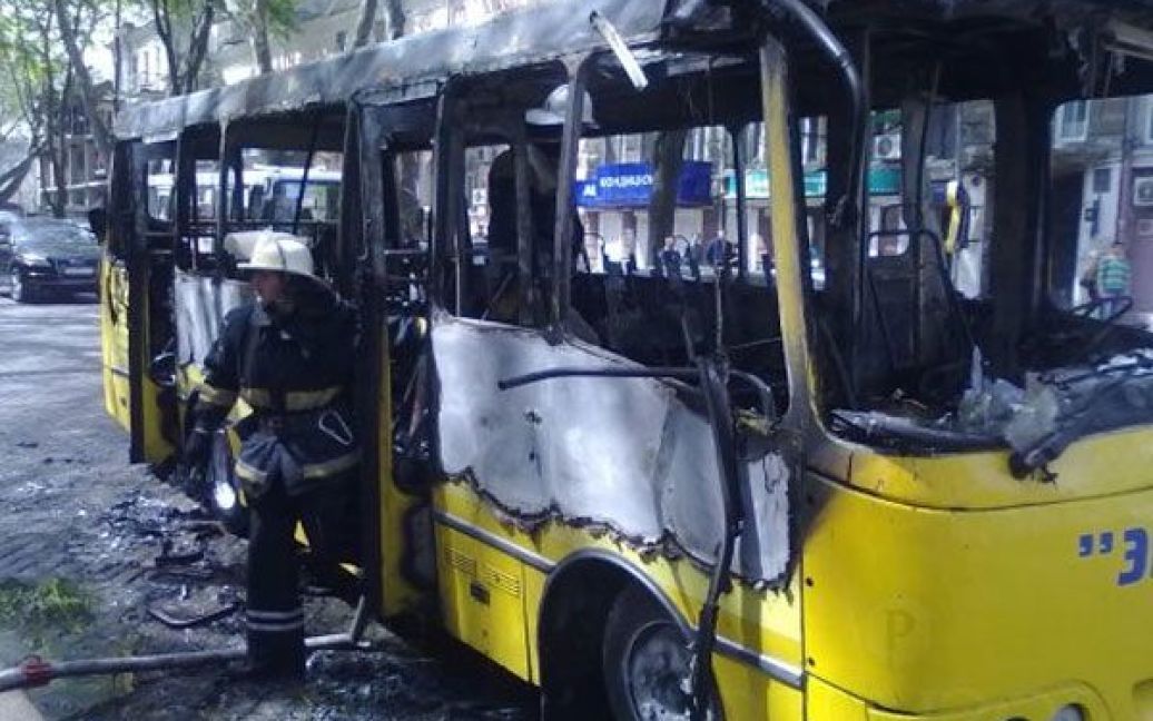 5 травня в центрі Одеси під час руху загорілося маршрутне таксі "Богдан" з пасажирами. / © revisor.od.ua