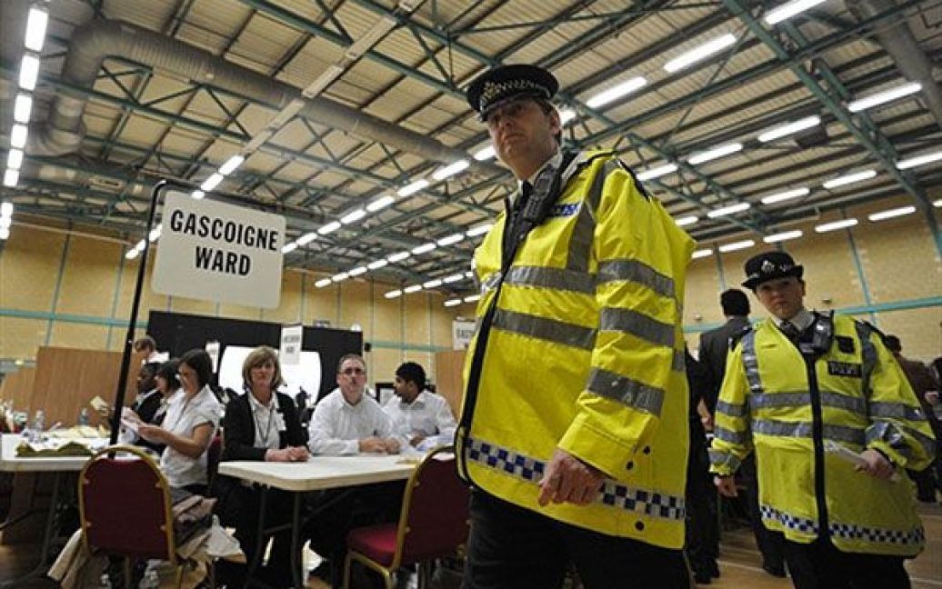 В даний час у Великобританії триває підрахунок голосів. / © AFP