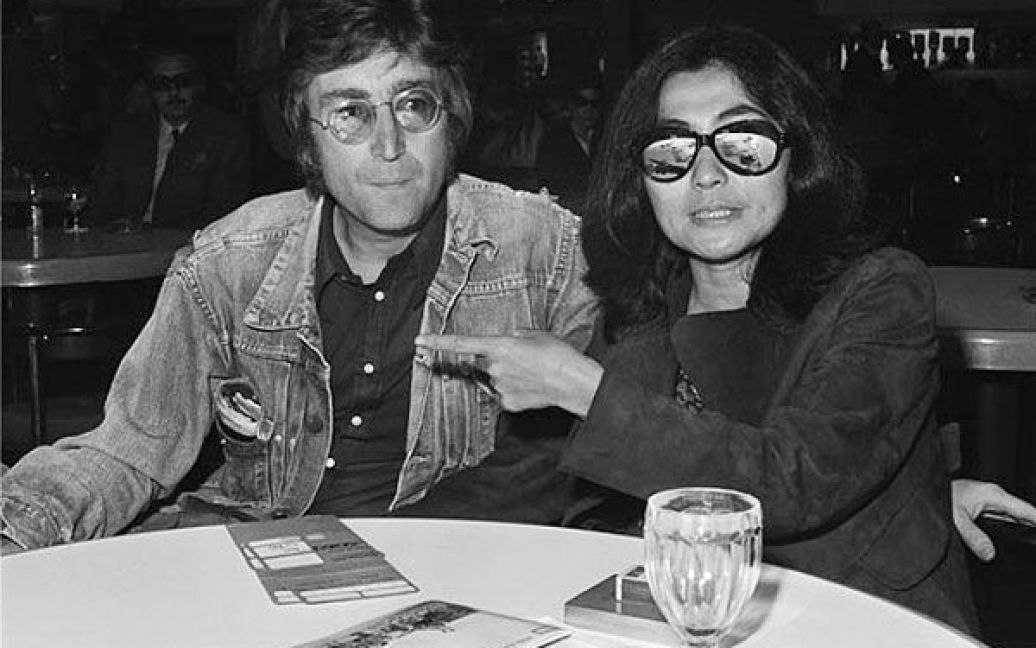 1971 рік Джон Леннон і Йоко Оно перед відльотом до Каннів / © Getty Images/Fotobank