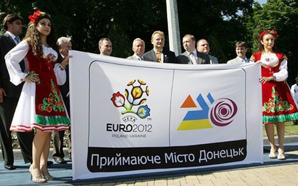 У Донецьку презентація логотипу до Євро-2012 відбулась 9 червня. На логотипі з однієї сторони зображено емблему Євро-2012, а з іншої - один з символів Донецька та регіону - терикон. / © AFP