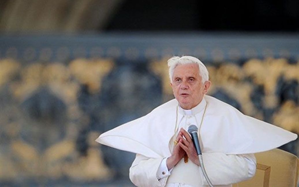 Ватикан. Папа Римський Бенедикт XVI молиться під час свого щотижневого прийому на площі Святого Петра у Ватикані. / © AFP