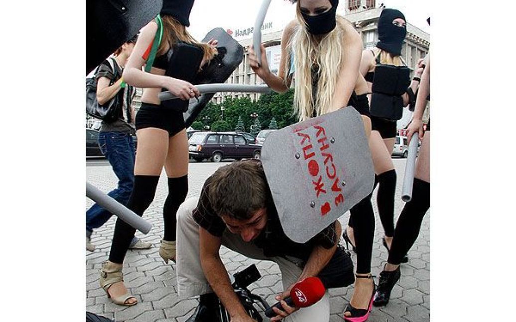 Жіночий рух FEMEN провів на Майдані Незалежності акцію "100 днів: Я тобі твою камеру в дупу засуну!" / © Жіночий рух FEMEN
