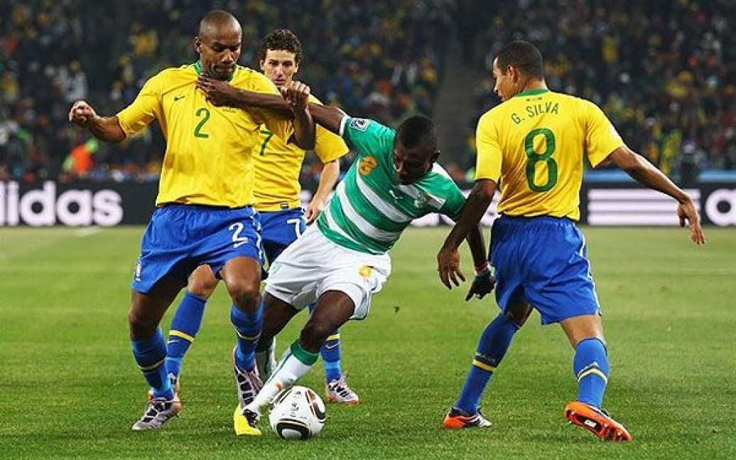 Саломон Калу - один проти трьох бразильців / © AFP