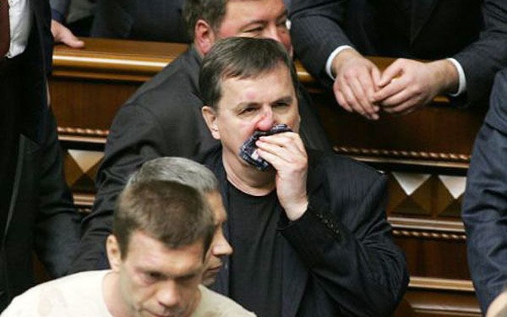 Народний депутат України витирає розбитий ніс під час колотнечі між депутатами від Партії регіонів і БЮТ / © УНІАН