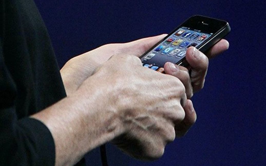 Дисплей нового iPhone 4 має діагональ в 3,5 дюйми із роздільною здатністю у 960 на 640 пікселів, товщина iPhone 4 складає 9,3 міліметра. / © AFP