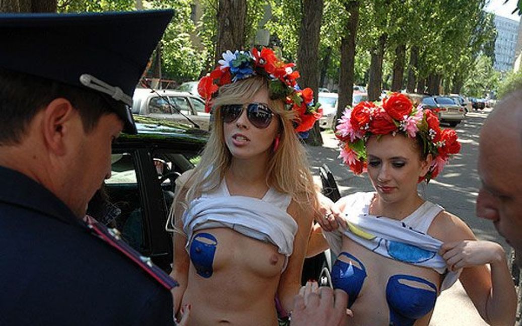 Міліція не дала провести жіночому руху FEMEN топлес-протест біля посольства Росії в Україні. / © Жіночий рух FEMEN