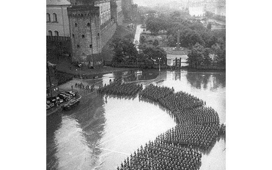 Війська перед парадом на Красній площі у Москві, 1945 рік. / © 
