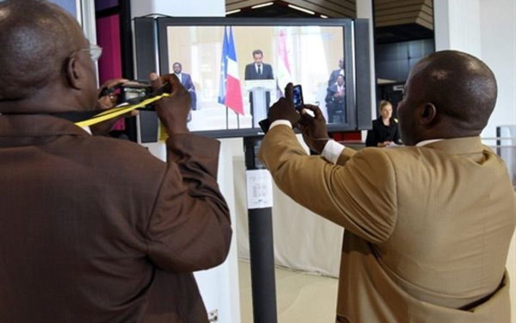 Франція, Ніцца. Журналісти фотографують телевізор під час промови президента Франції Ніколя Саркозі на 25-му саміті Африка-Франція, який стартував у Ніцці на Французькій Рив&#039;єрі. У цій дводенній зустрічі на найвищому рівні взяли участь президент Франції Ніколя Саркозі і 38 африканських лідерів. Метою зустрічі стало відновлення франко-африканських зв&#039;язків та залучення французьких підприємств до процесу розвитку африканських країн. / © AFP