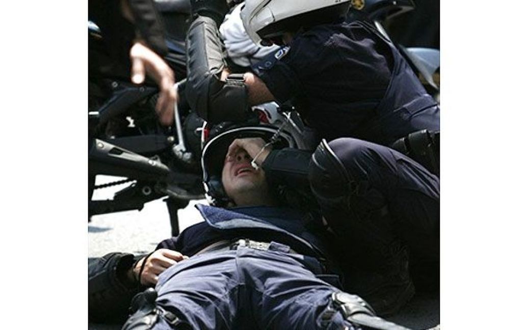 Поліцейський, який постраждав у ході сутичок в Афінах / © AFP