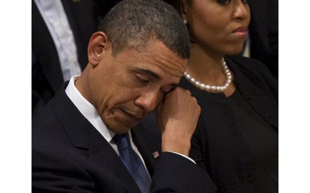Барак Обама плаче на похороні політичного діяча Дороті Хайт, яка боролася за права чорношкірих жінок, у Кафедральному соборі Вашингтона. Дороті Хайт померла 20 квітня у віці 98 років. / © AFP