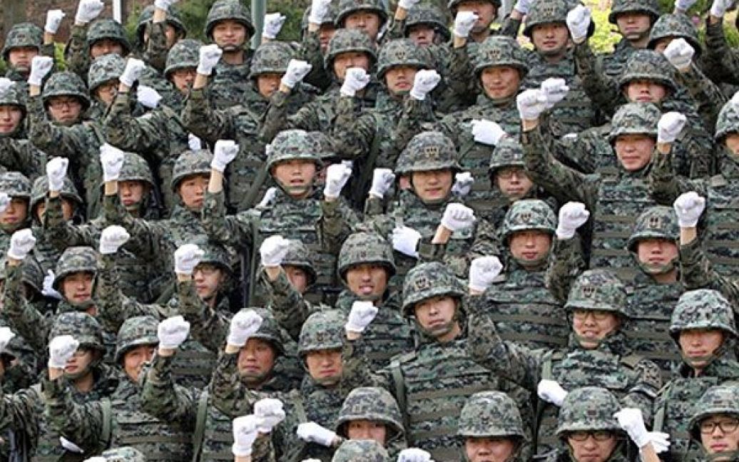 Корея, Інчхон. Південнокорейські солдати на військової бази у Інчхоні. Південна Корея готує контингент для захисту цивільних співробітників, яких направлять до Афганістану для надання допомоги у відновленні зруйнованої війною країни. / © AFP