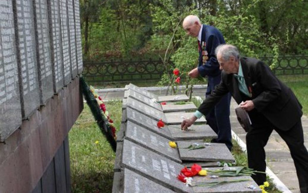 Ветерани покладають квіти до пам&rsquo;ятника загиблим при форсуванні Дніпра 1943 року / © УНІАН