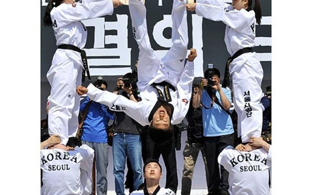 Південна Корея, Сеул. Майстер з корейського бойового мистецтва тхеквондо ламає дерев&#039;яні дошки, на яких написано "Північна Корея" і "Помста", під час мітингу проти Північної Кореї у центрі Сеула. Північна Корея уклала пакт про запобігання випадкових озброєних зіткнень на кордоні з Південною Кореєю після зростання напруги між двома країнами. / © AFP