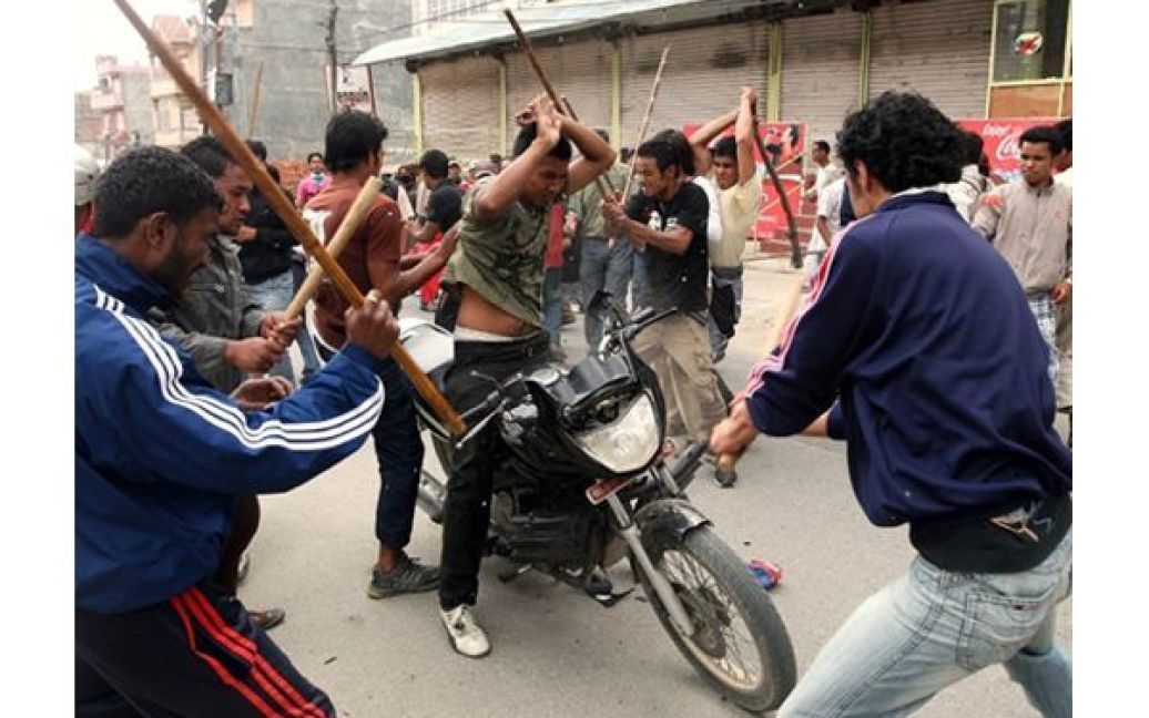 Катманду. Непальські маоїсти напали на чоловіка на чоловіка, який їхав на мотоциклі. Маоїсти, які страйкують вже 5-ий день, розпочали застосовувати силу проти простого населення для задоволення своїх вимог. / © AFP