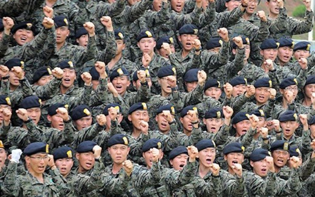 Республіка Корея, Інчхон. Бойовий клич південнокорейських солдатів у військовому таборі під час офіційної церемонії "відкриття" миротворчого підрозділу. Підрозділ "Міжнародні резервні сили з підтримки миру", в якому служитимуть 1000 військових, буде залучений до вирішення міжнародних конфліктів і братиме участь у миротворчих операціях ООН. / © AFP