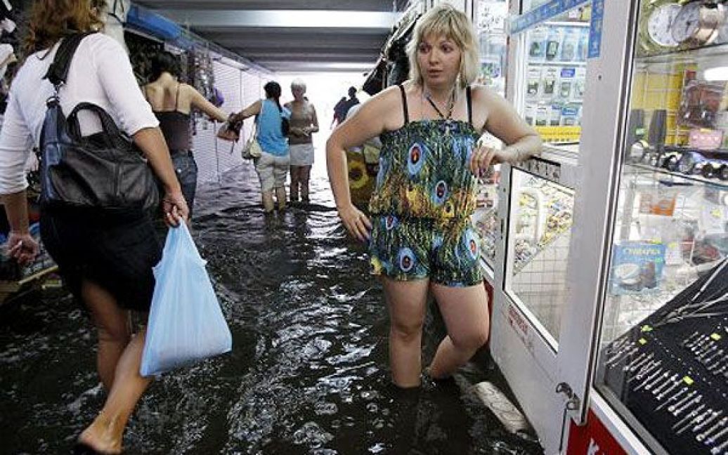 Через зливу на київській станції метро "Позняки" було паралізовано рух. / © УНІАН