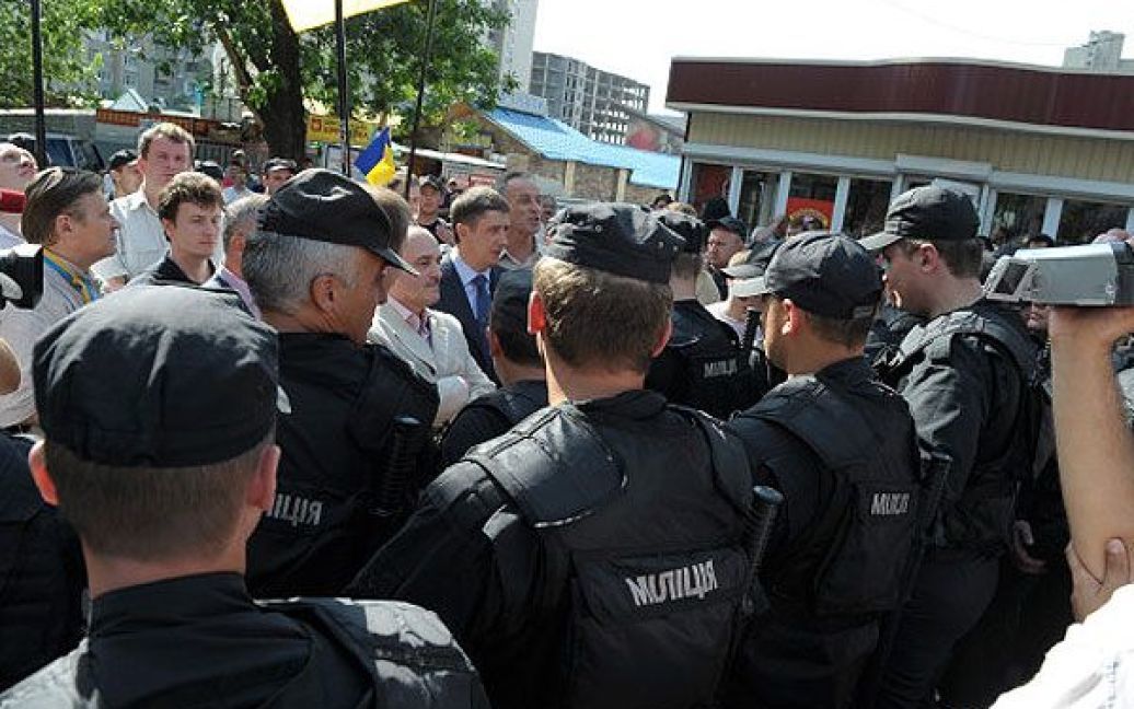 Міліція заблокувала депутатів-опозиціонерів біля палацу "Україна" / © zaukrainu.org
