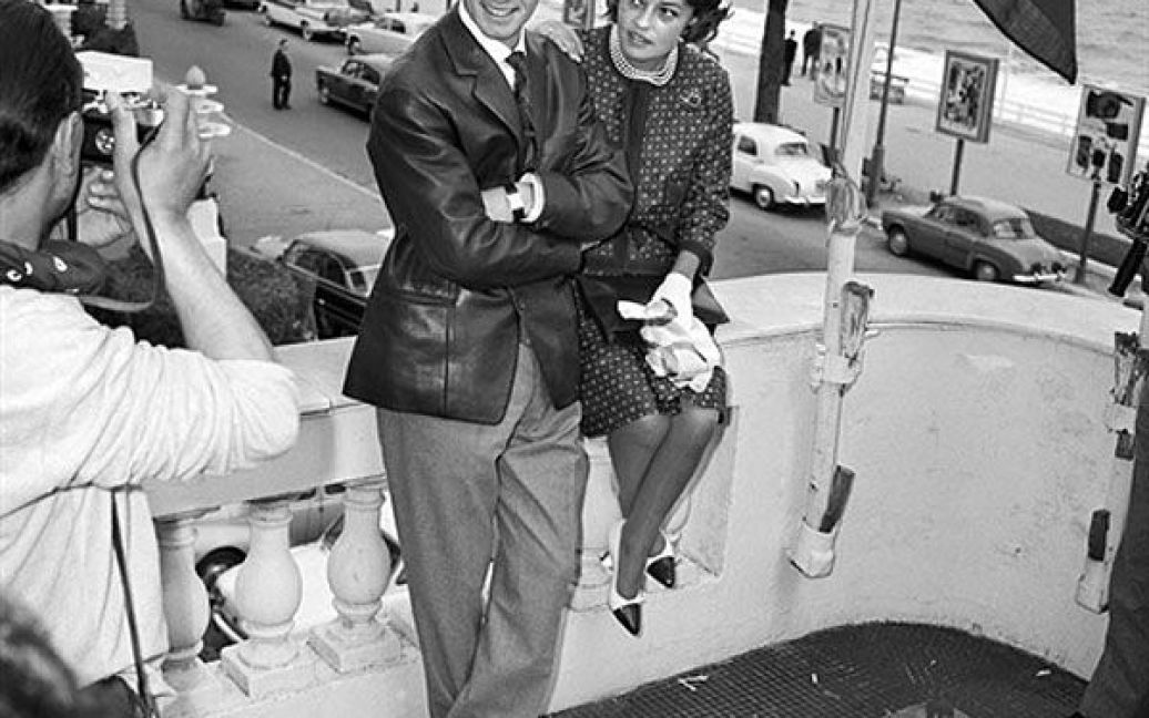1960 рік. Французькі актори Жанна Моро і Жан-Поль Бельмондо позують для фотографів на терасі готелю Carlton на набережній Круазетт 20 травня 1960 року. / © AFP