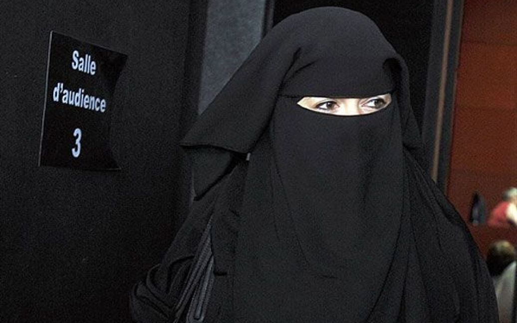 Франція, Нант. Французька мусульманка Сандрін Мулер, яку оштрафували за керування автомобілем у хіджабі, виходить з поліцейського участку. Поліція зупинила жінку і оштрафувала її на 22 євро (29 долари США) на тій підставі, що її хіджаб (одяг, який повністю закриває обличчя, залишає тільки щілину для очей) обмежує їй видимість, і вона не може безпечно керувати автомобілем. / © AFP
