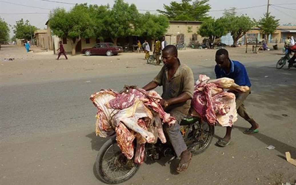 Мараді, Нігер. Ібрагім Абду, м’ясник, перевозить м'ясо до міського ринку. Щодня він заробляє трохи більше 2 євро, які він витрачає на продукти для всієї сім'ї. Більше 10 мільйонів людей у Нігері страждають від голоду. / © AFP