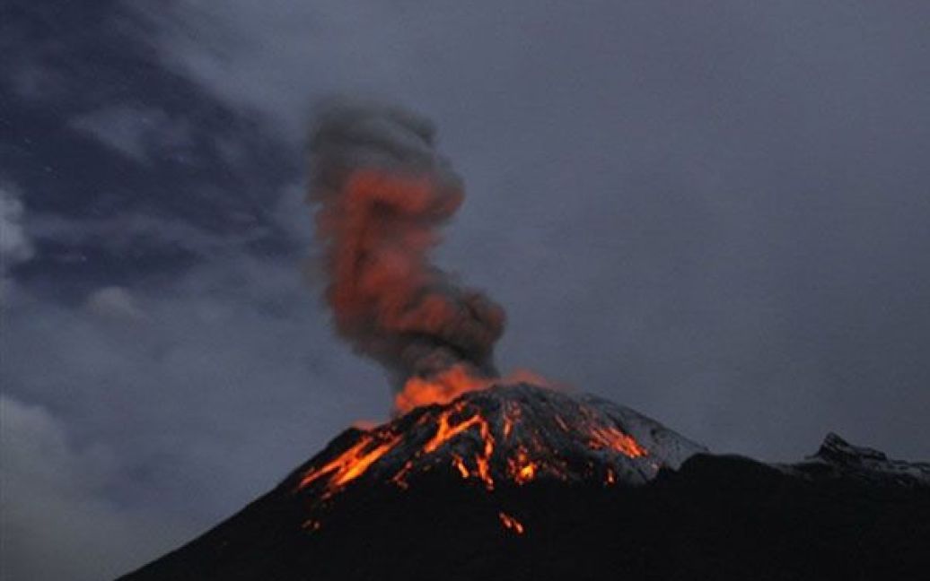 Вулкан Тунгурауа розташований в 135 кілометрах на південь від столиці Еквадору Кіто. / © AFP