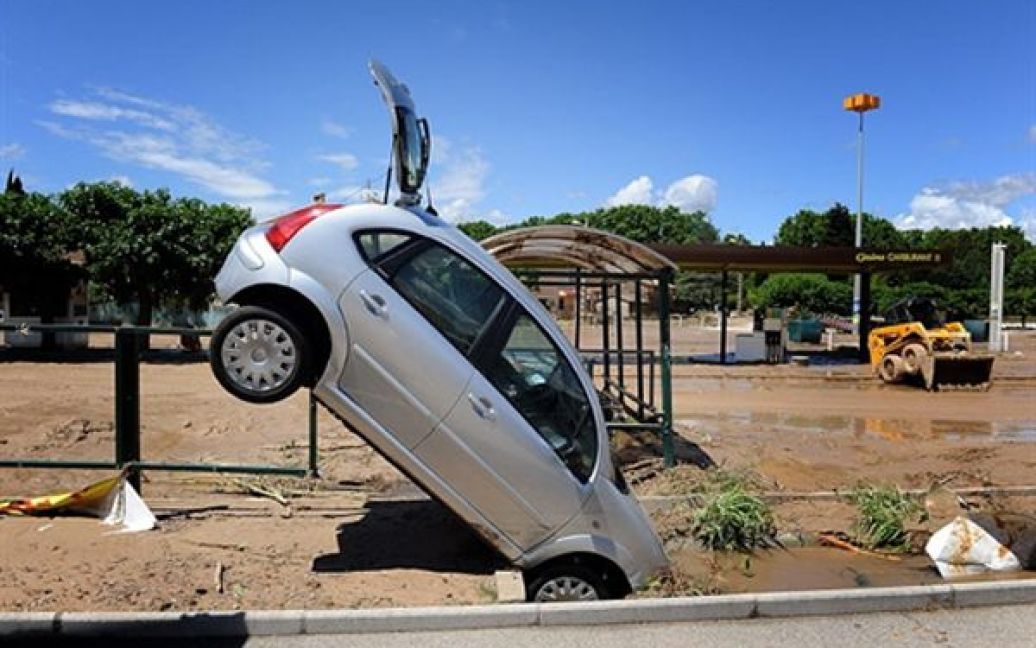 Автомобіль застряг у багнюці на майданчику для паркування у Ле-Мюї. В результаті повені у Франції загинули 22 людини. / © AFP