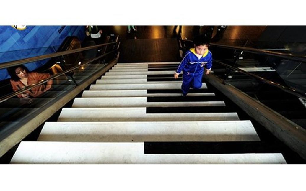 21.04. На одній зі станцій метро у Сантьяго, Чилі, встановили сходи-піаніно. Сходи мають заохотити людей до фізичної активності та попередити серцево-судинні захворювання. / © AFP