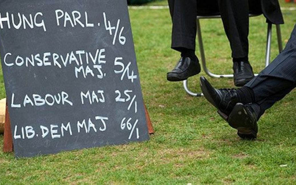 Британські ЗМІ пишуть, що консерваторам, за попередніми даними, дістанеться в парламенті 305 місць, лейбористам - 255. / © AFP