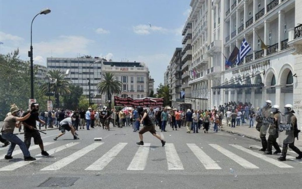 У Афінах 24-годинний страйк на знак протесту проти реформ у трудовому і пенсійному законодавстві переріс в сутички з поліцією. / © AFP