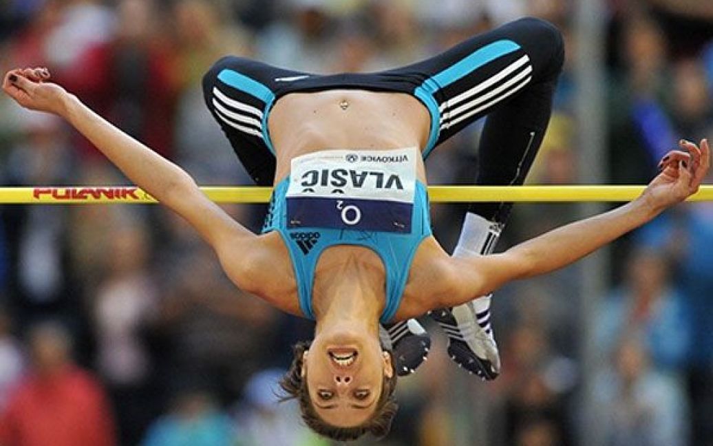 Чехія, Острава. Хорватська спортсменка Бланка Власіч виконує стрибок у висоту під час Чемпіонату світу з легкої атлетики. / © 
