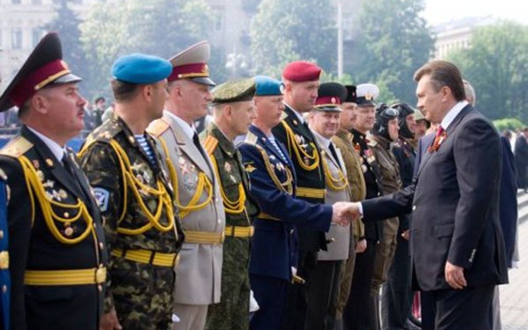 Парад приймав президент України Віктор Янукович / © УНІАН