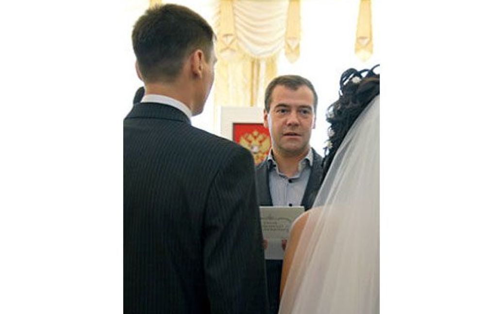 Президент РФ у Біробіджані відвідав Палац одружень у Біробіджані, де став свідком трьох весіль, а також подарував молодятам по квартирі. / © dni.ru