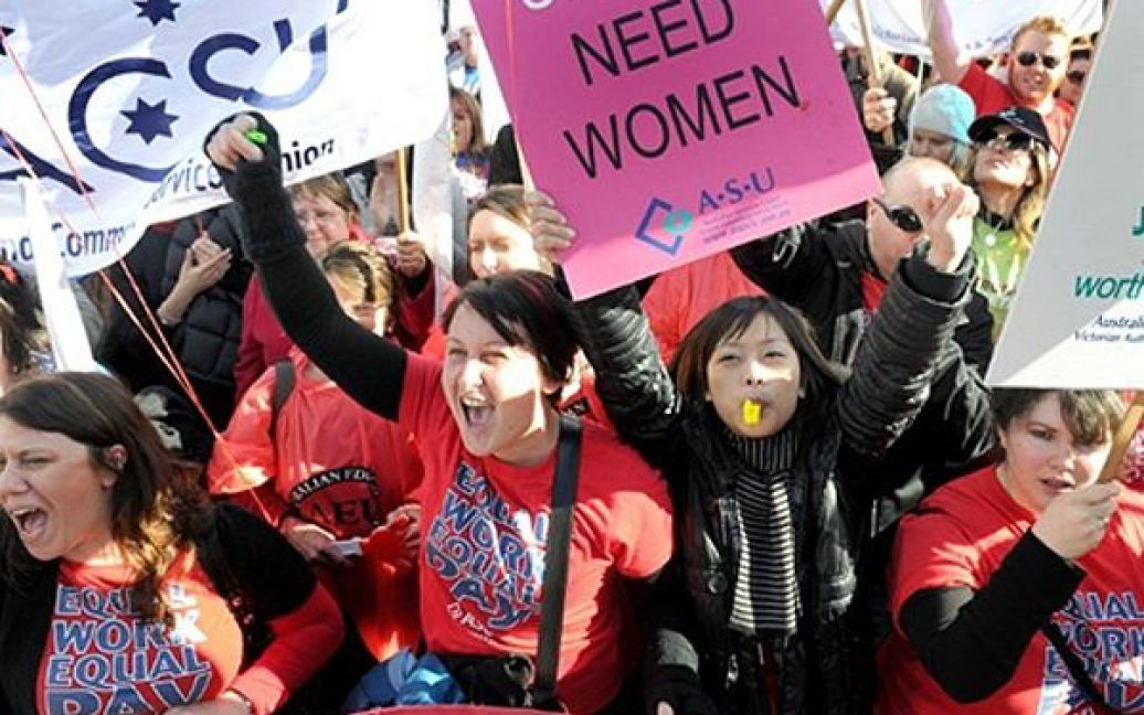 Демонстрація жінок у Мельбурні, які вимагали зрівняти зарплати жінок та чоловіків. У Австралії розрив між середньою зарплатою чоловіка та жінки складає 18%. / © AFP