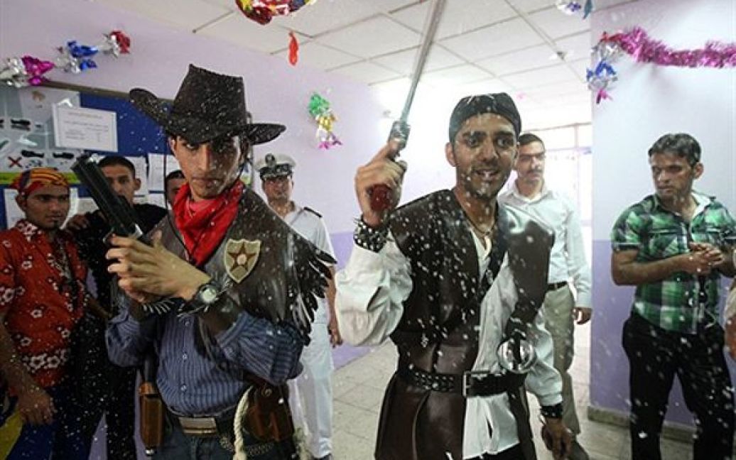 Студенти багдадського університету Аль-Мустанзірії влаштували костюмовану вечірку напередодні офіційного це ренії випуску. / © AFP