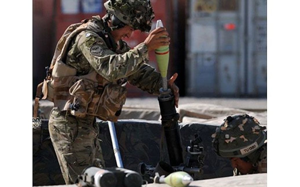 Солдат 1-го стрілкового батальйону королівських гуркхів заряджає міномет на патрульній базі у селі Нахр-Е-Сарай, провінція Гільменд. / © AFP