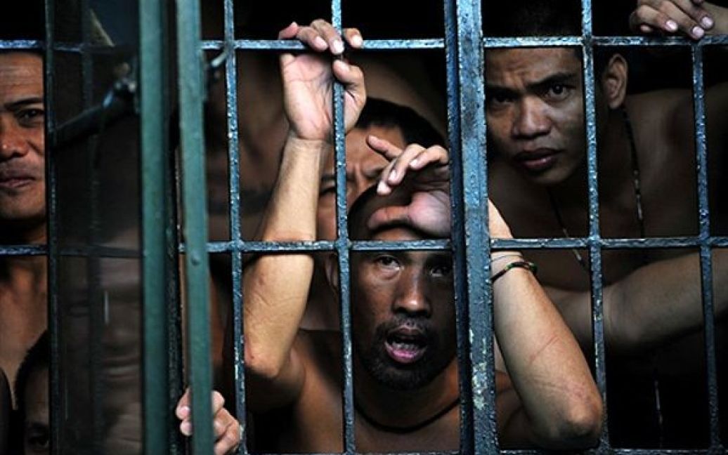 10.05. В&rsquo;язні очікують на свою чергу проголосувати у тюрмі у Кесоні, передмістя Маніли. 10 травня на Філіппінах відбулися президентські вибори. За попередніми результатами у виборах переміг Беніньо Акіно. / © AFP